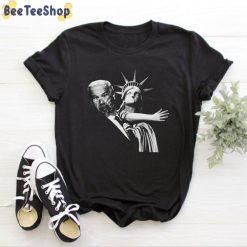 Funny Liberty Of Statue Use Her Hand With Joe Biden Unisex T-Shirt