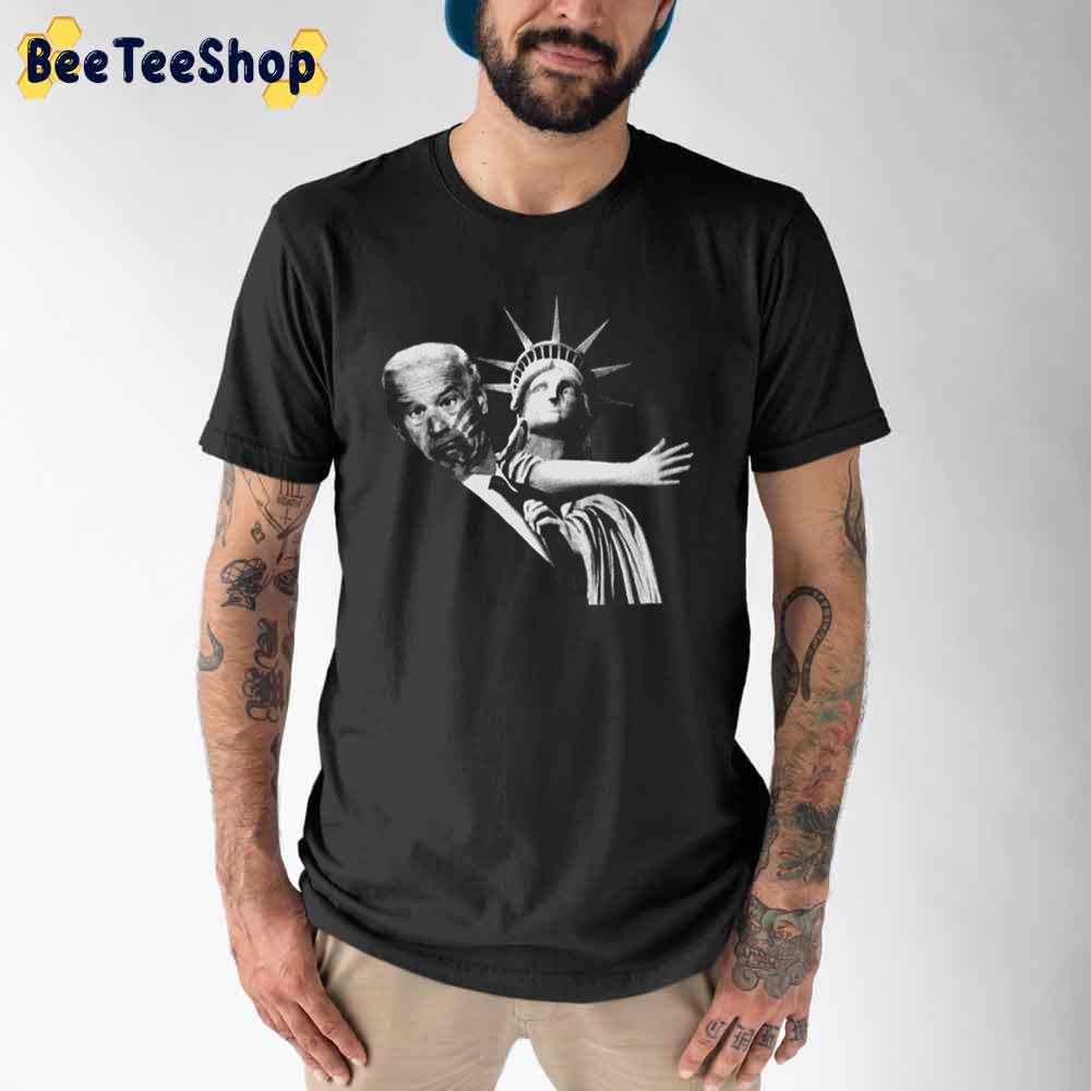 Funny Liberty Of Statue Use Her Hand With Joe Biden Unisex T-Shirt