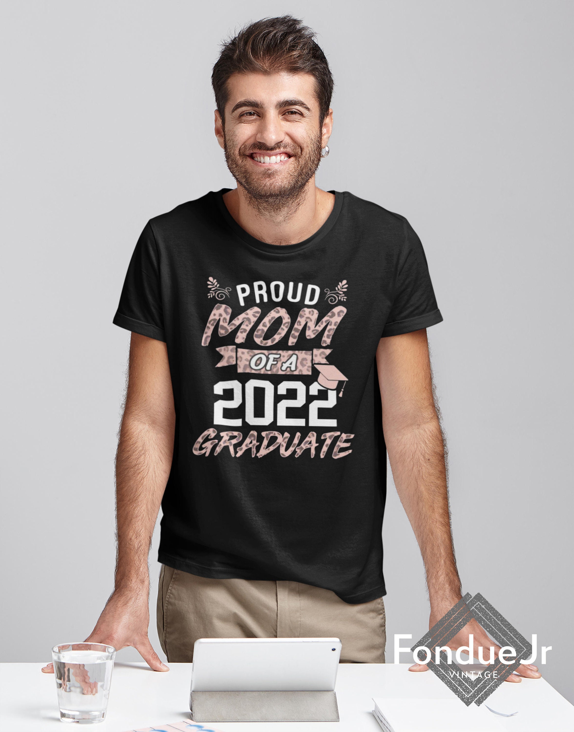 Cute Proud Mom Of A 2022 Graduate Graduation Day Unisex T-Shirt