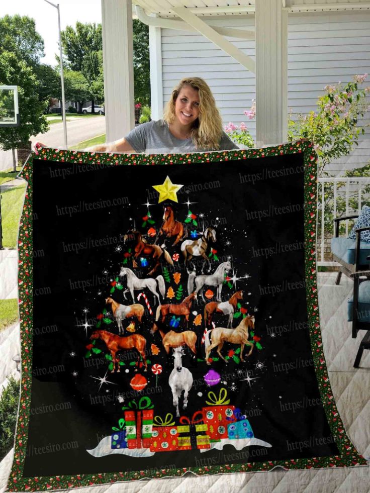 Horse At Christmas By Black Pattern Quilt Blanket