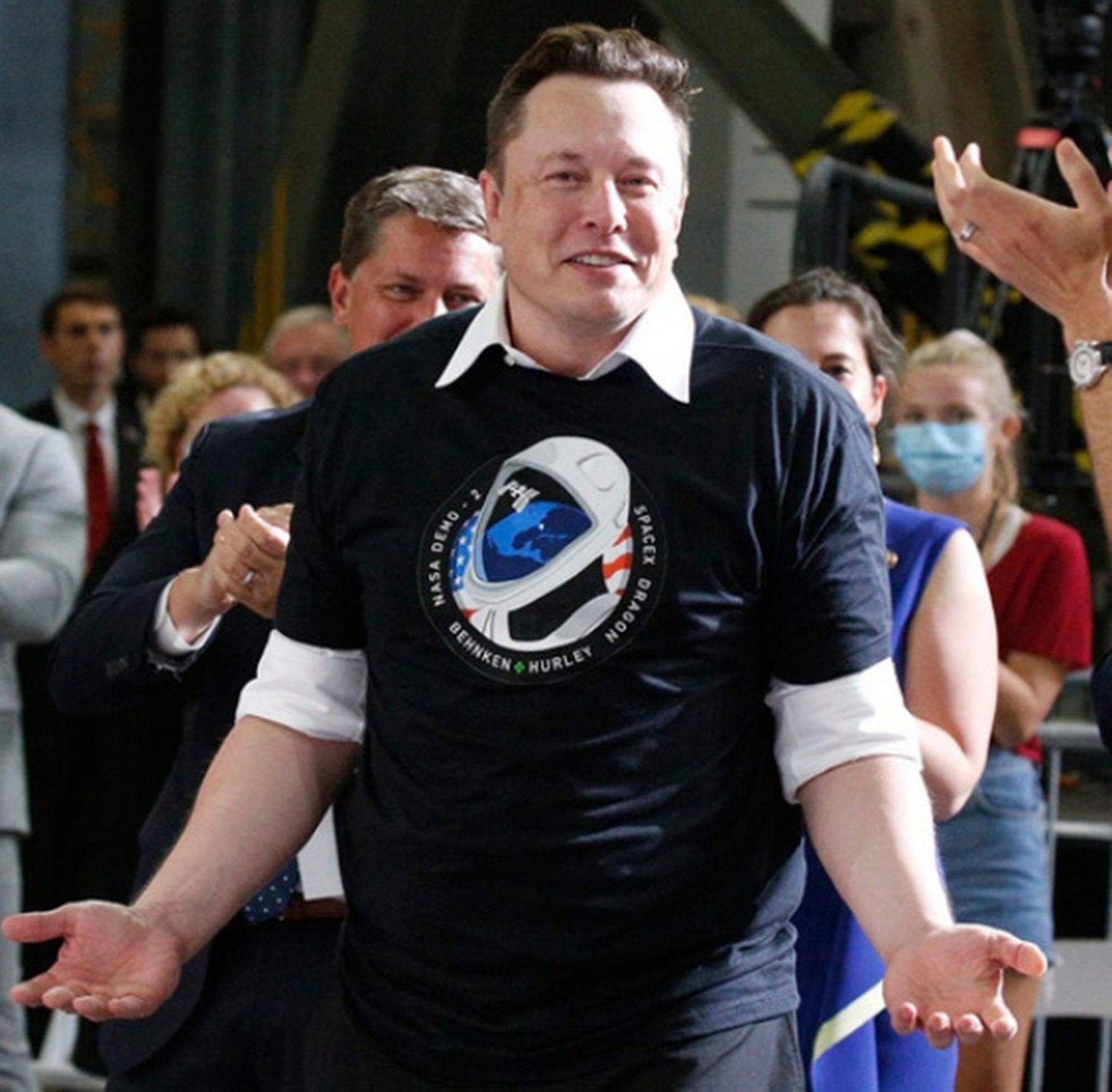 Have a picnic Lee Smile Spacex And Tesla Founder Elon Musk At The Kennedy Space Center Nasa Unisex T -Shirt - Beeteeshop