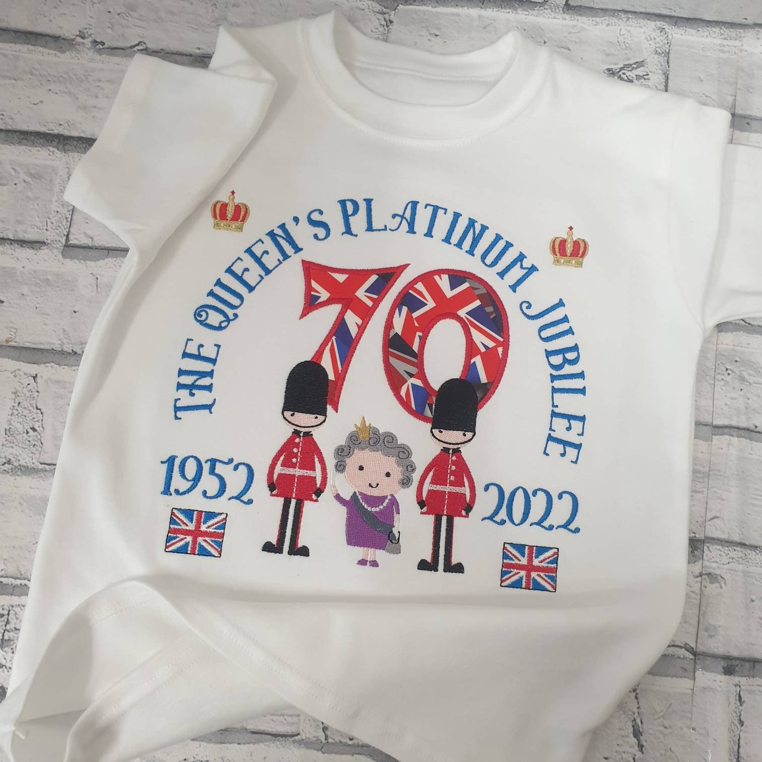 Cartoon Style Queen’s Patinum Jubilee 70 Years 1952 2022 Unisex T-Shirt